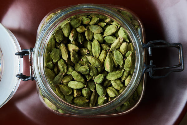 Green cardamom pods from Sri Lanka, selected for fresh aroma, bright color, and fragrant culinary use.